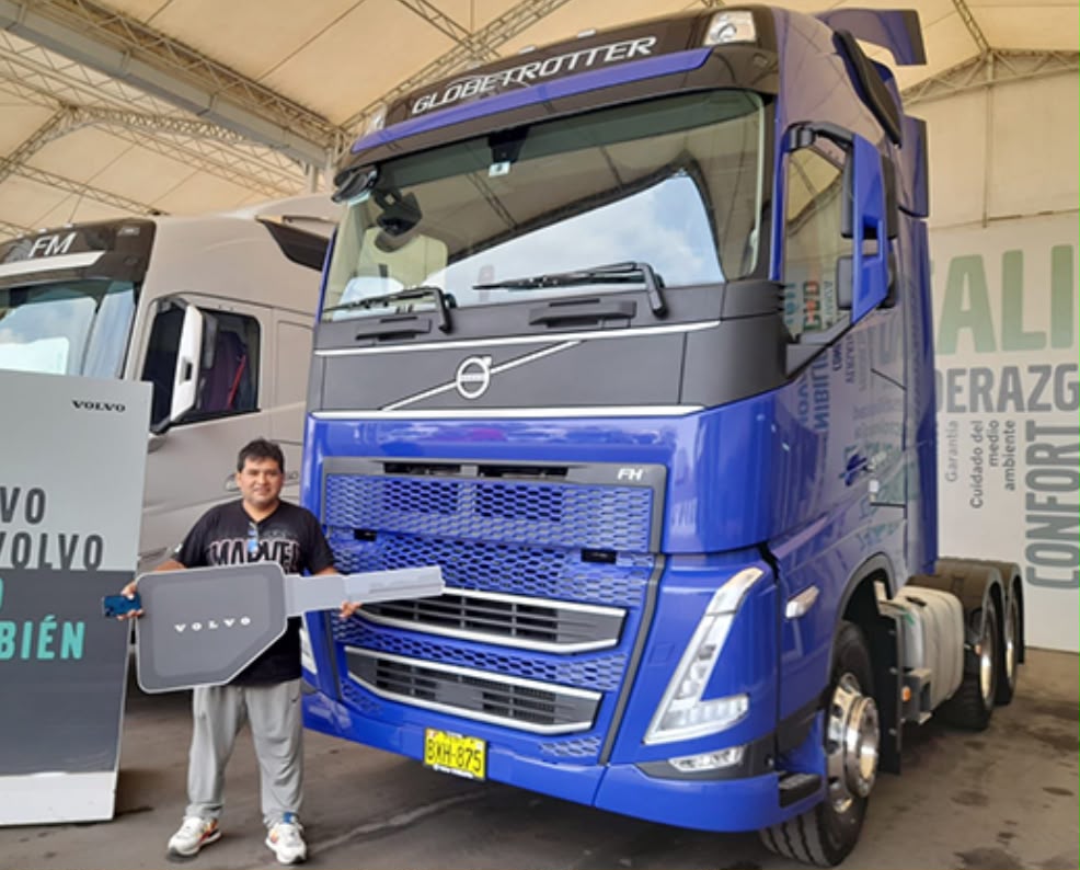 Victor Valenzuela, cofundador de Avícola Gaby, con la llave de un nuevo camión de la flota